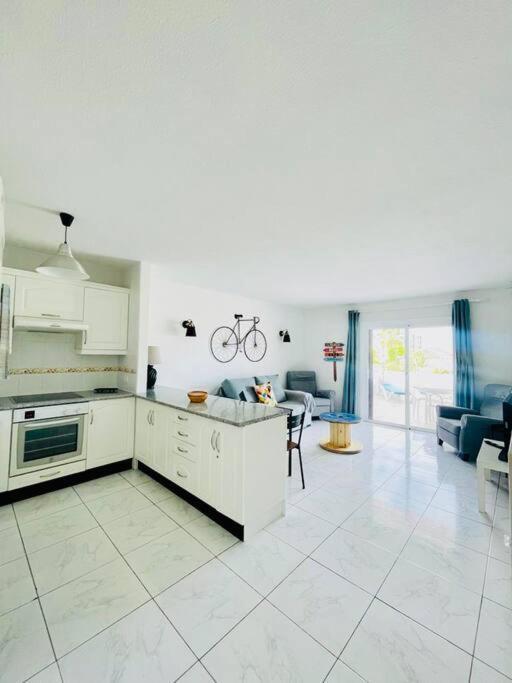 לוס כריסטיאנוס Comfy Home With Large Terrace Five Minutes From Ocean מראה חיצוני תמונה